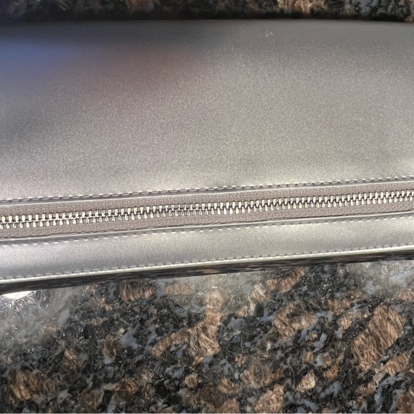 Disney Mickey Mouse clutch purse 👜 NEW has check book pocket and credit card ✅ - Picture 4 of 7